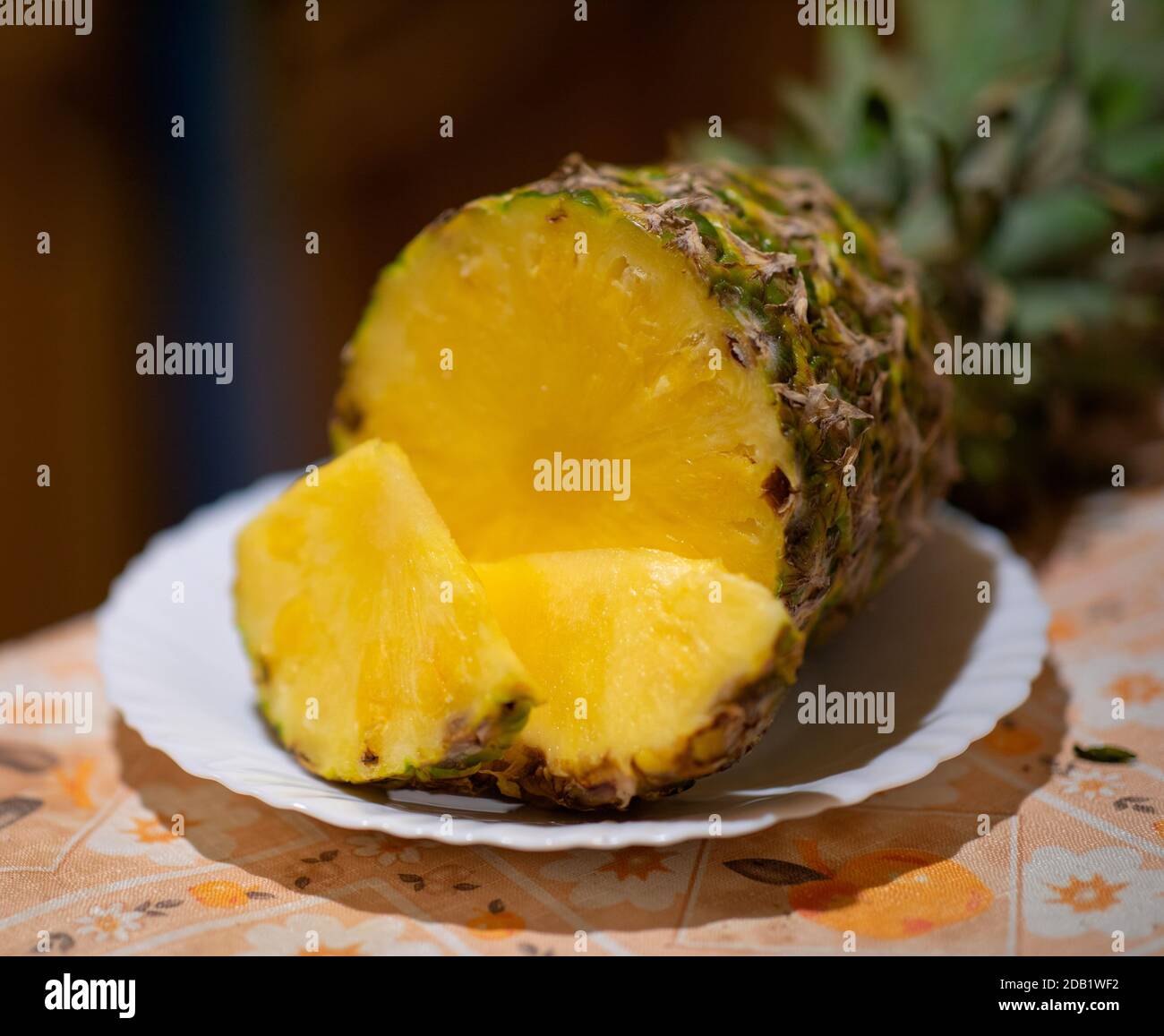 Fruits frais à l'ananas sur une assiette blanche Banque D'Images