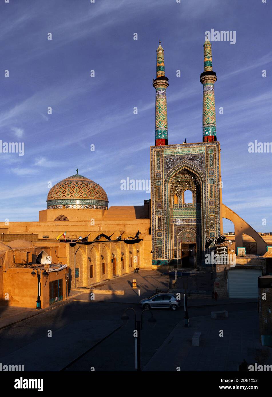 L'entrée de la mosquée Jameh de Yazd est couronnée par une paire de minarets, le plus haut d'Iran, 52 mètres de hauteur et 6 mètres de diamètre. Banque D'Images