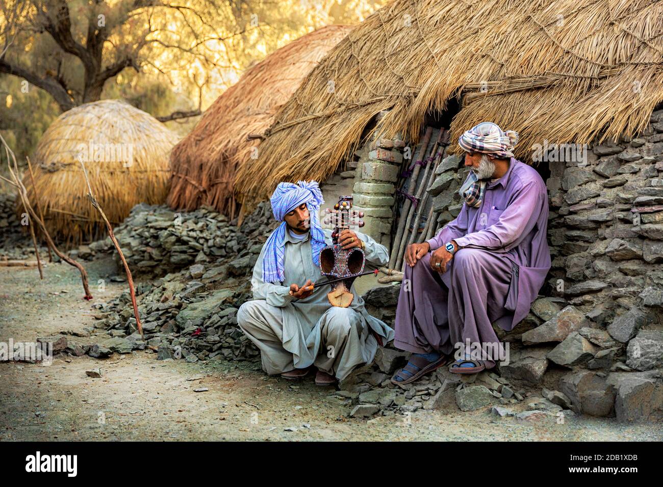 La tribu baluchi est l'une des plus anciennes tribus iraniennes dont la musique est influencée par les mélodies indiennes en raison de sa proximité avec l'Inde. Banque D'Images