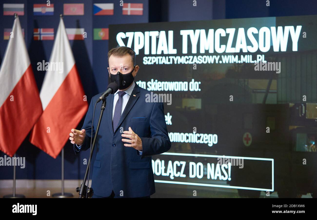 Varsovie, Mazovie, Pologne. 16 novembre 2020. MARIUSZ BLASZCZAK a annoncé que l'hôpital temporaire en construction dans le hangar militaire de l'aéroport d'Okecie devrait être prêt à admettre les premiers patients à la fin du mois de novembre. Lors de la Conférence de presse, le Chef du Ministère de la Défense nationale a officiellement annoncé le début du recrutement du personnel pour Hospital.in la photo: MARIUSZ BLASZCZAK crédit: Hubert Mathis/ZUMA Wire/Alay Live News Banque D'Images