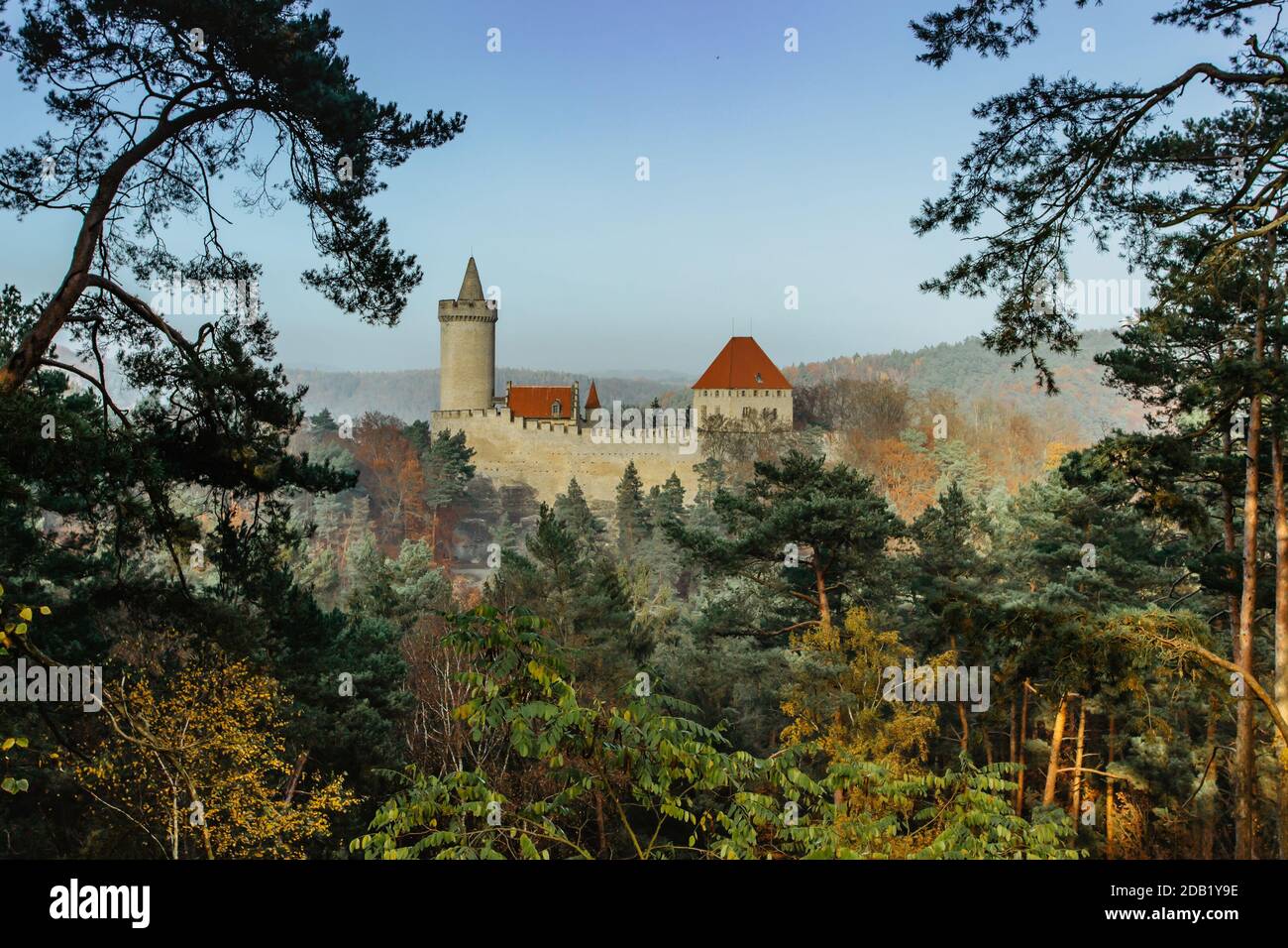 Vue sur le vieux château de Kokorin construit au XIVe siècle se trouve au milieu d'une réserve naturelle sur un Abrupte éperon rocheux au-dessus de la vallée de Kokorin Banque D'Images