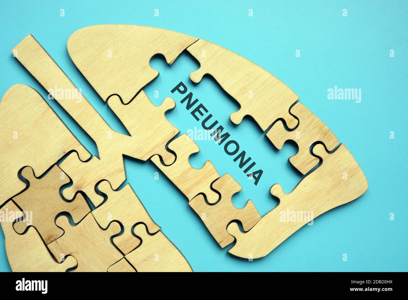 Poumons endommagés en bois et inscription pneumonie. Banque D'Images