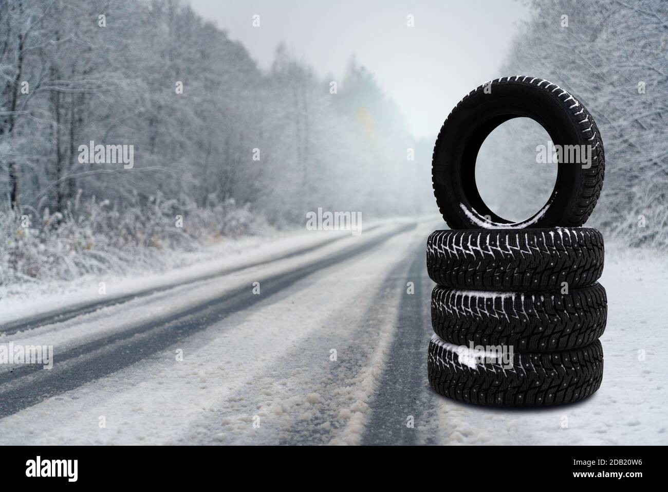 Pneus d'hiver sur une route enneigée. Changement saisonnier des pneus. Banque D'Images