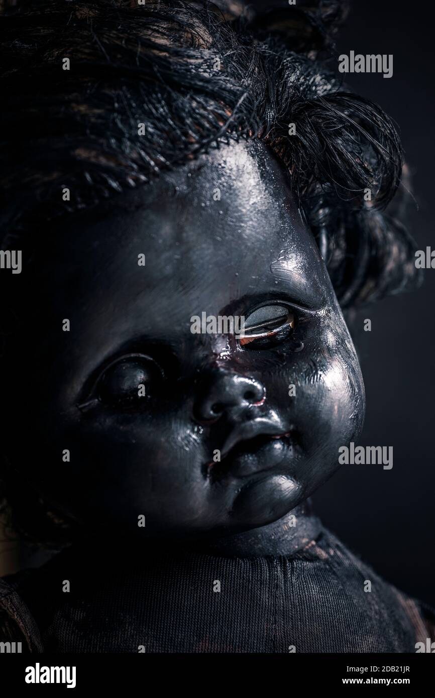 Creepy doll dans le noir Banque D'Images