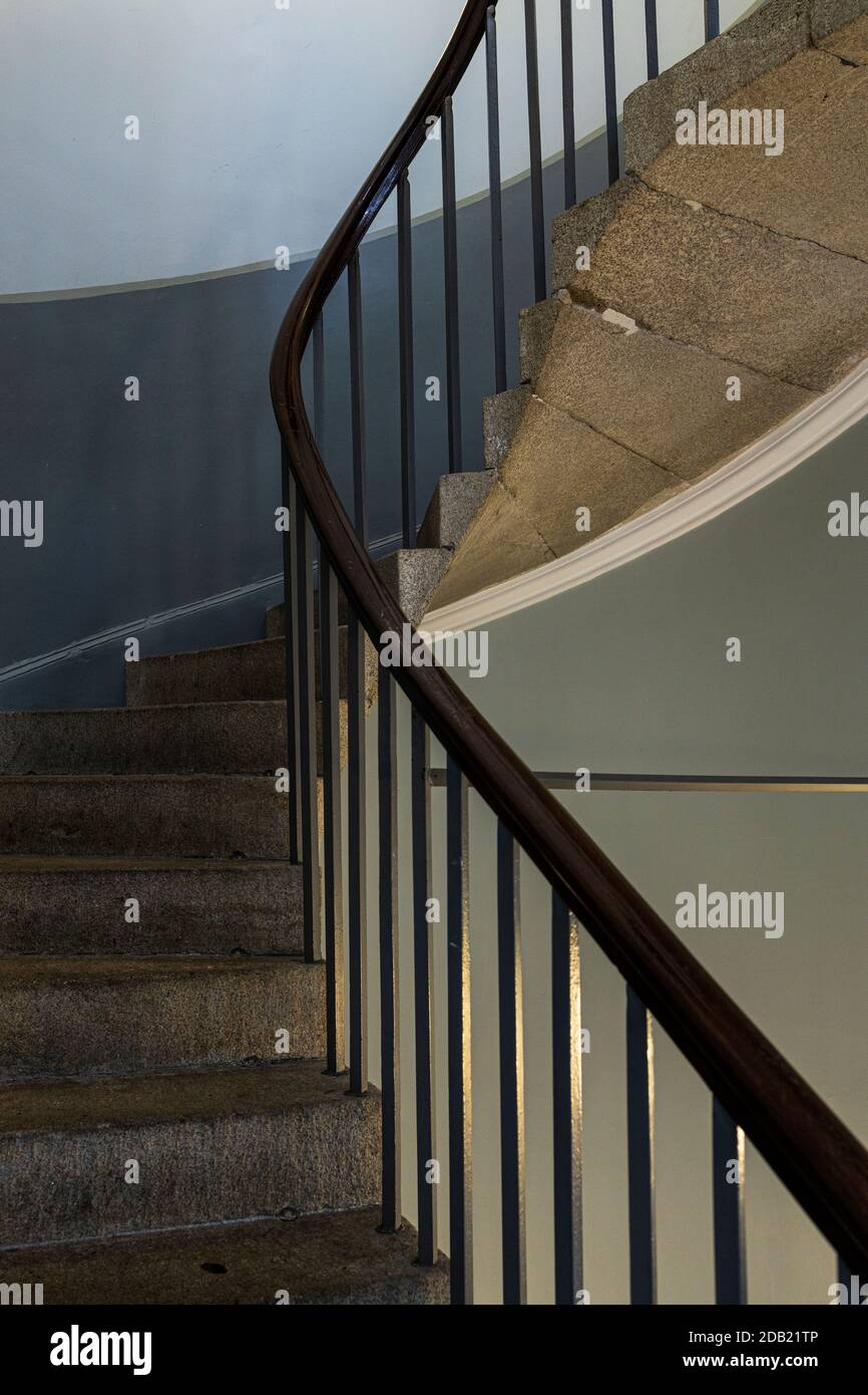 Tournez sur un escalier en pierre et une main courante en bois dans le château de Kilkenny, comté de Kilkenny, Irlande Banque D'Images