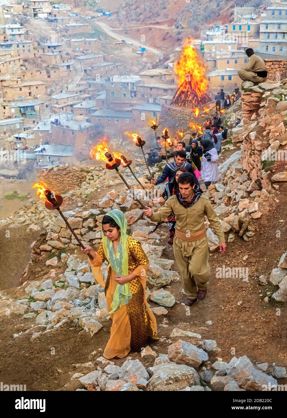 Les Kurdes iraniens se félicitent de l'arrivée du nouvel an lors d'une cérémonie spéciale de deux jours dans le village de Palangan, dans la province du Kurdistan en Iran. Banque D'Images