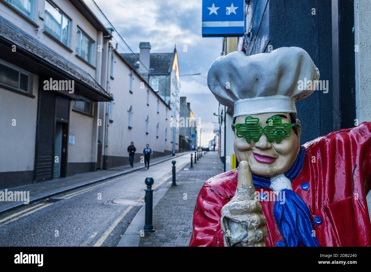 Mannequin de chef de style américain, modèle portant des lunettes vertes avec les pouces sur la rue à Kilkenny, comté de Kilkenny, Irlande Banque D'Images