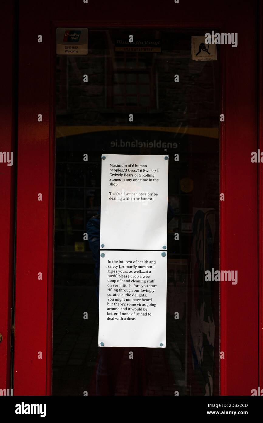 Avis humoristique sur la porte du magasin concernant le nombre de clients autorisés en raison des restrictions de Covid 19, Rollercoaster Records, Kilkenny, County Kilkenny, IR Banque D'Images