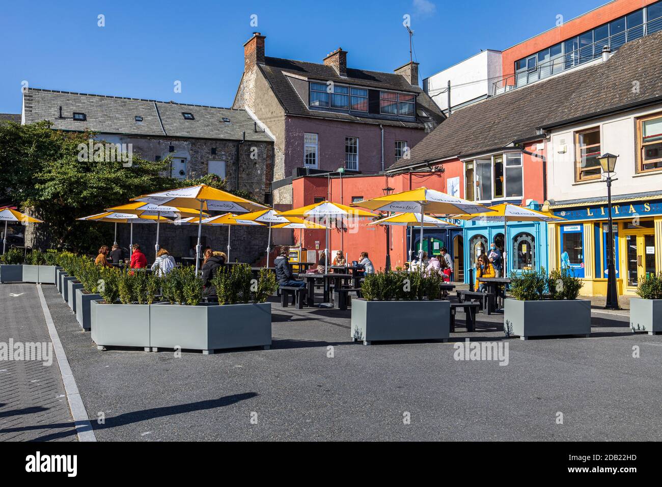 Cafés Market Yard à l'extérieur du coin salon lors d'une journée ensoleillée d'été, Kilkenny, comté de Kilkenny, Irlande Banque D'Images