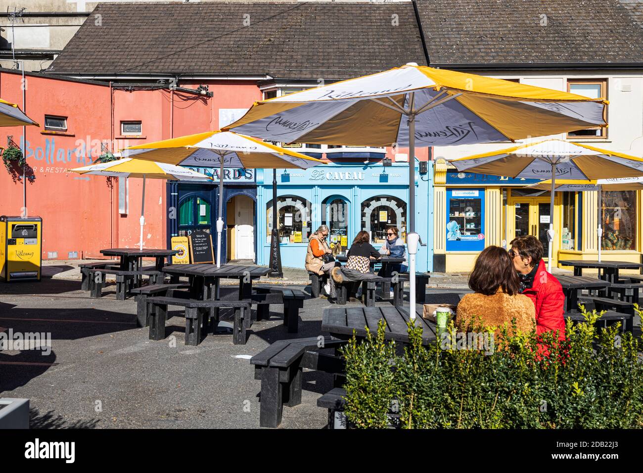 Cafés Market Yard à l'extérieur du coin salon lors d'une journée ensoleillée d'été, Kilkenny, comté de Kilkenny, Irlande Banque D'Images