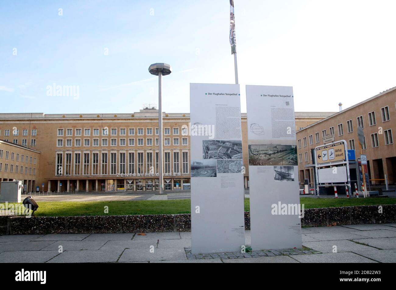 Les six centres de vaccination de Berlin destinés à fournir le vaccin corona à la population doivent être construits dans des halls vides. Le Sénat a entrepris diverses enquêtes auprès des exploitants de salles, notamment l'aéroport de Tempelhof, le centre d'exposition et le Velodrom. L'aéroport de Berlin-Tempelhof a été l'un des premiers aéroports commerciaux d'Allemagne et a commencé ses services réguliers en 1923. Jusqu'à sa fermeture le 30 octobre 2008, il était l'un des trois aéroports internationaux de la grande région de Berlin, avec Berlin-Tegel et Berlin-Schonefeld, et était connu comme l'aéroport central. (Image de symbole, image de thème) Berlin, N Banque D'Images