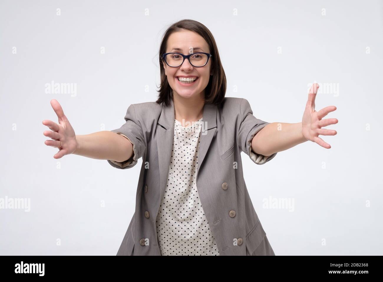 Femme caucasienne mûre souriant aux bras ouverts pour le câlin. Banque D'Images