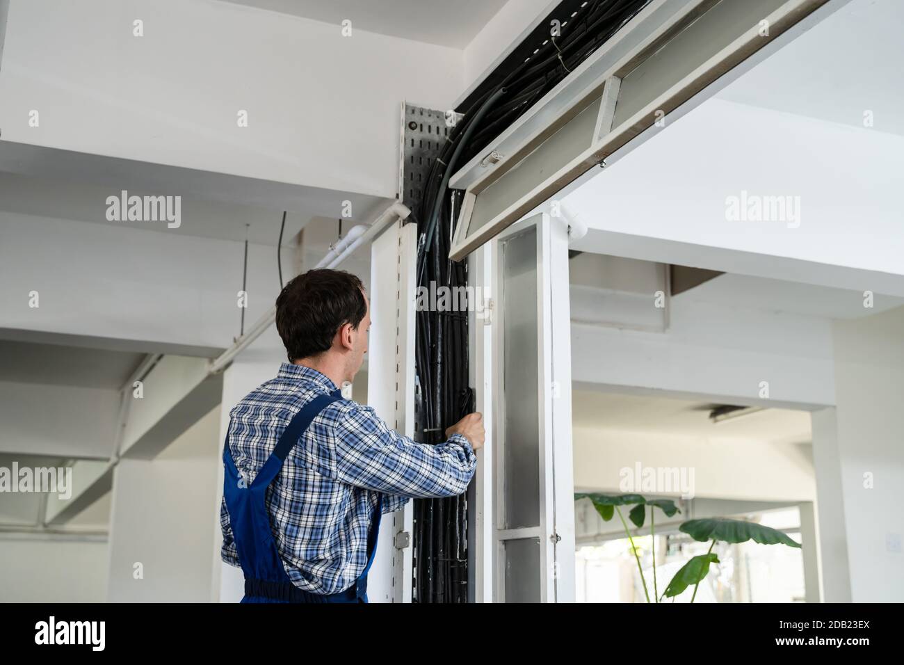 Portrait Des Câbles D'Installation Mâles Pour Électricien Banque D'Images