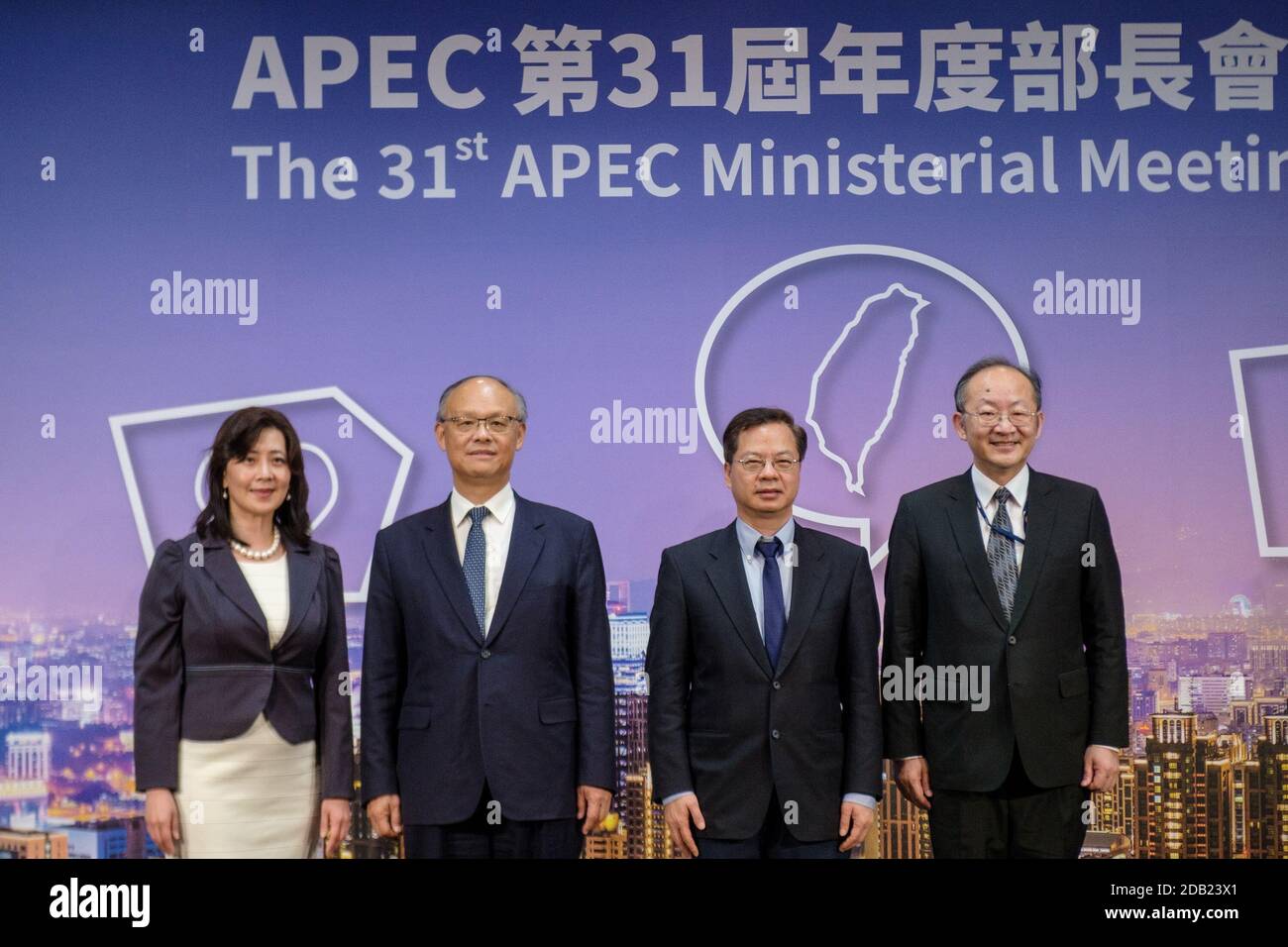 Taipei, Taïwan. 16 novembre 2020. Le conseil d'administration de la conférence de presse a vu poser une photo devant les médias avant la 31e réunion de la coopération économique Asie-Pacifique (APEC). Taipei, Taïwan. 16 novembre 2020. (Photo de Walid Berrazeg/Sipa USA) crédit: SIPA USA/Alay Live News Banque D'Images