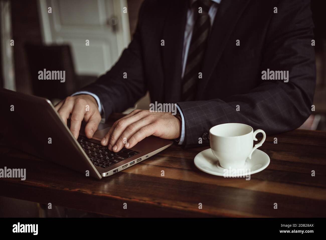 Homme d'affaires travaille sur la planification informatique de la stratégie d'entreprise. Concept de conférence en ligne. Gros plan sur le clavier d'ordinateur portable à saisie manuelle Banque D'Images