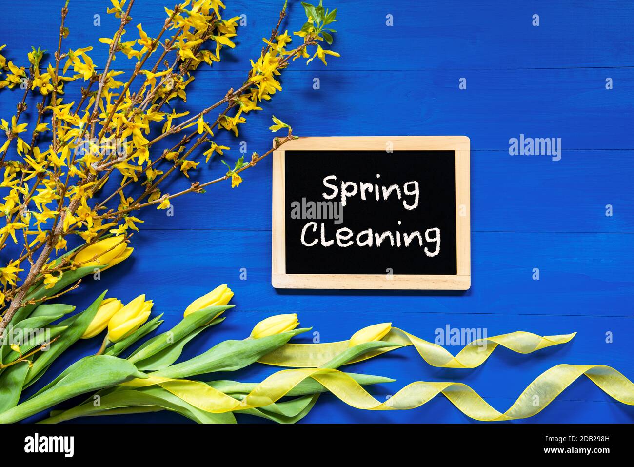 Tableau noir avec nettoyage de printemps en anglais. Fleurs de printemps  ensoleillées Nacissus ou Daffodil avec herbe. Arrière-plan rustique en bois  vieilli Photo Stock - Alamy