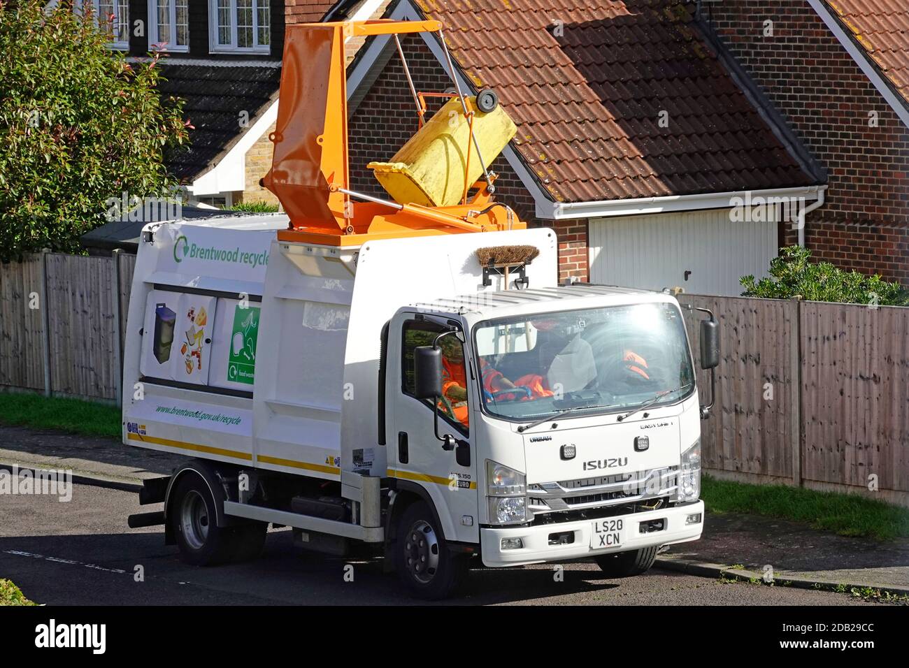Camion urbain Isuzu équipé d'un accès au toit pour circuit hydraulique soulevez le bac à roulettes pour y faire basculer la collecte des aliments pour chariot de ménage Recyclage des déchets Brentwood Royaume-Uni Banque D'Images