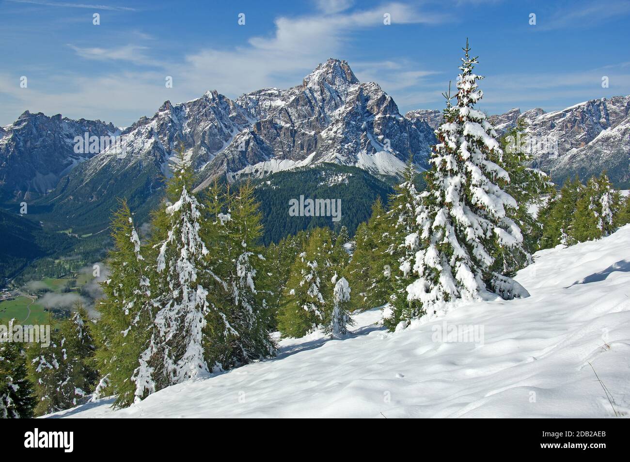 Le Dreischusterspitze (3145 m) au-dessus de la vallée de Sexten avec la première neige. Sur la gauche, la vallée de Fischleintal et le pic Einserkogel. Dolomites Sexten. Tyrol du Sud, Italie. Banque D'Images