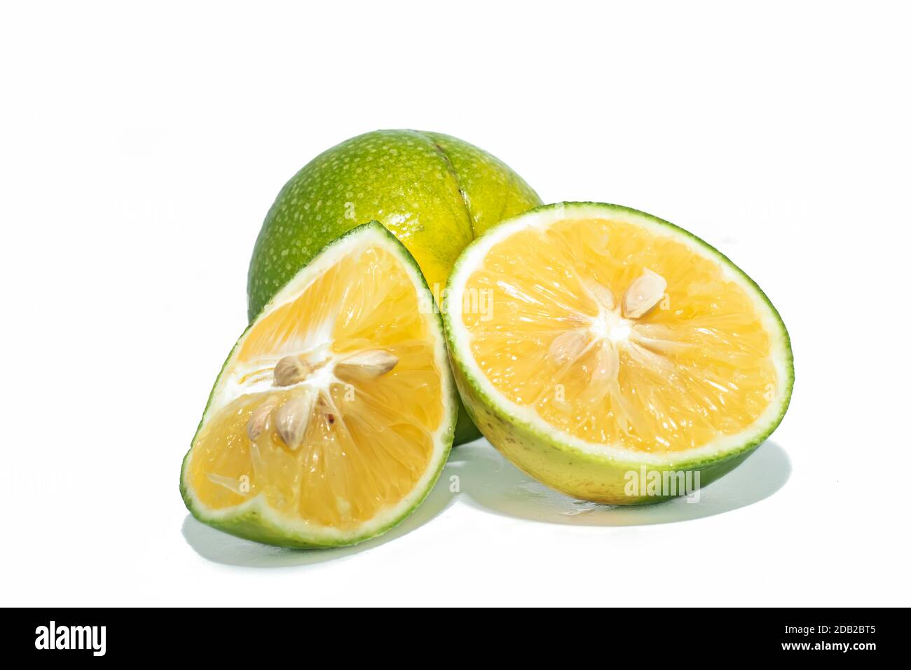 les fruits à la chaux isolés incluent un chemin de coupure sur fond blanc Banque D'Images