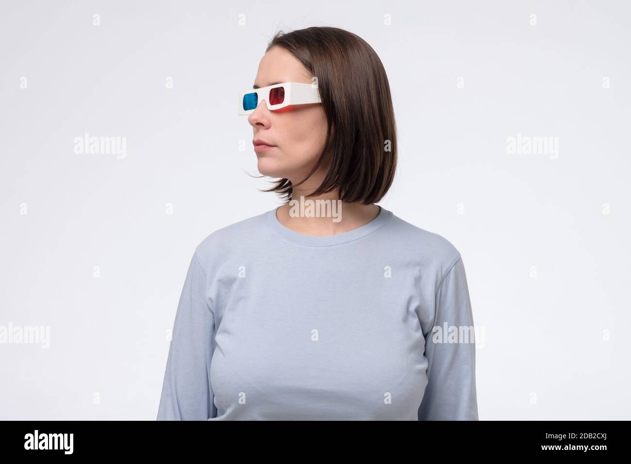 Femme caucasienne mature avec lunettes 3d s'ennuyer Banque D'Images