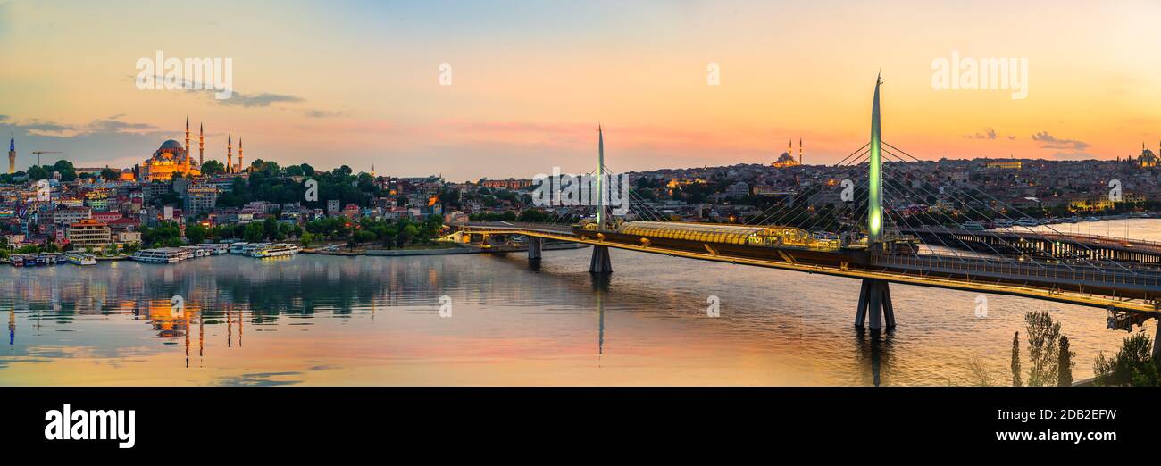 Station de métro sur le pont Golden Horn à Istanbul Banque D'Images