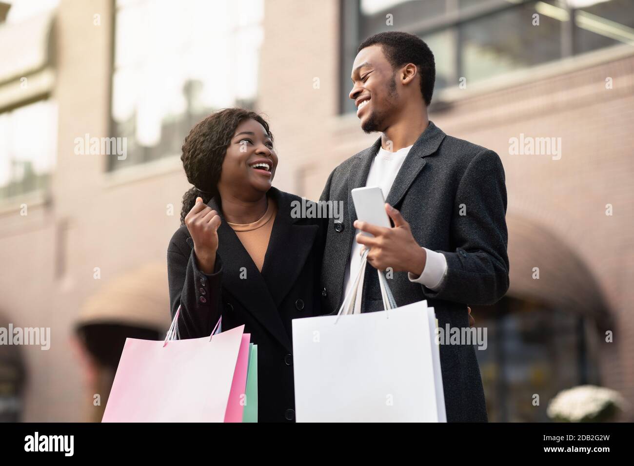 Vente à prix réduit, achats en ligne et Vendredi fou dans l'application en ligne Banque D'Images