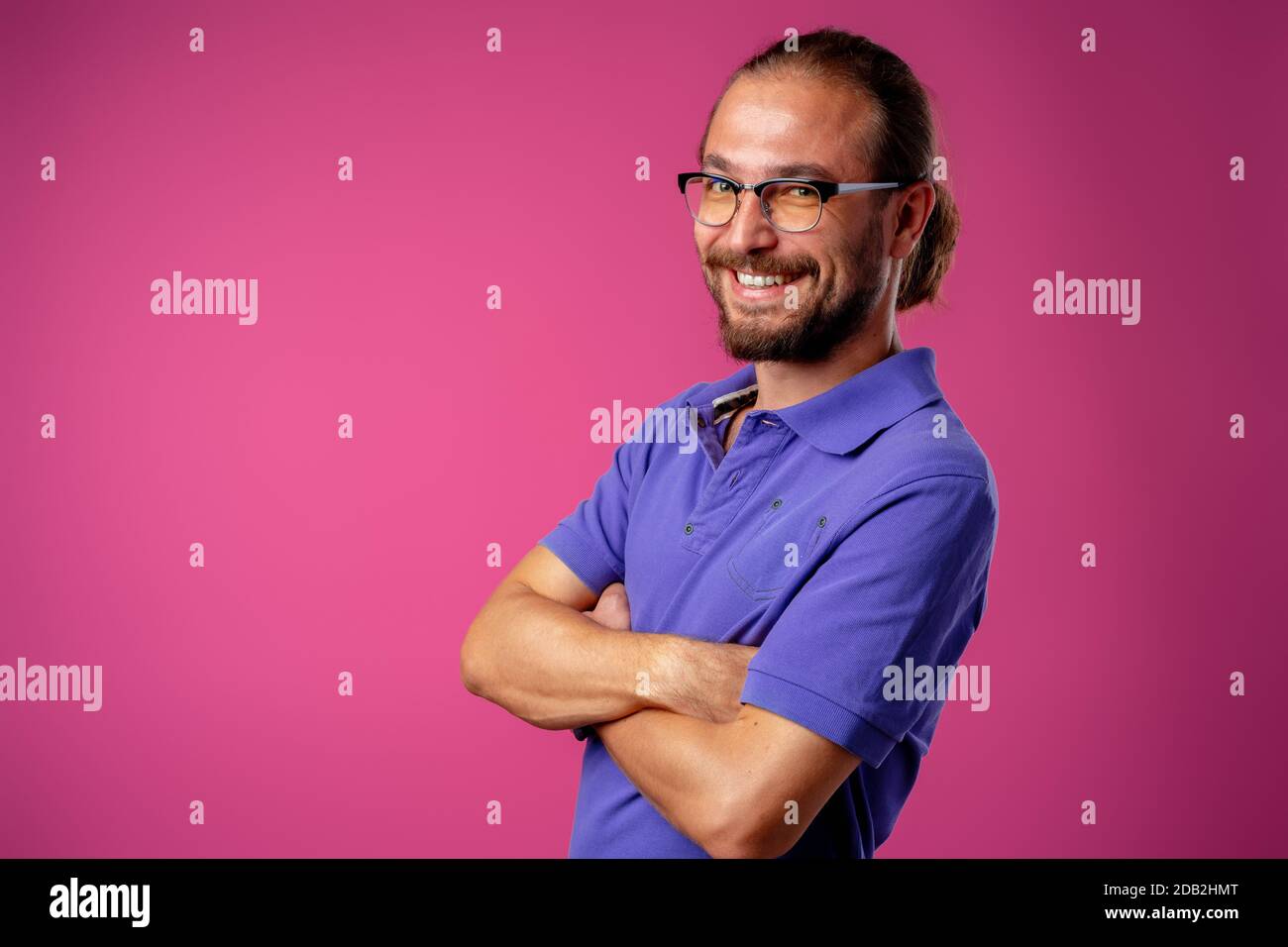 Portrait d'un drôle d'homme nerd en lunettes Banque D'Images