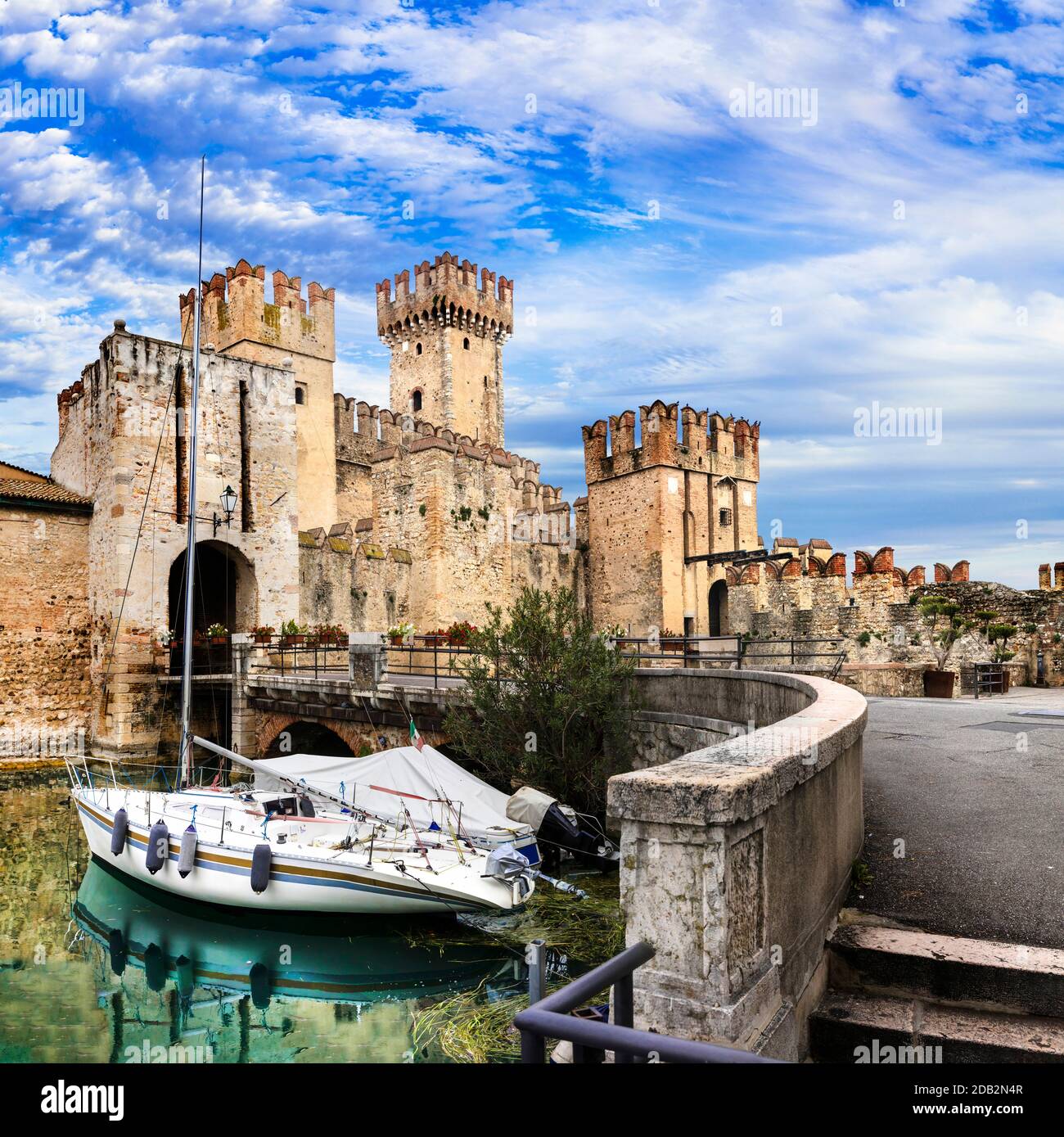 Les plus beaux châteaux d'Italie - le château de Scaligero à Sirmione. Lac Lago di Garda Banque D'Images