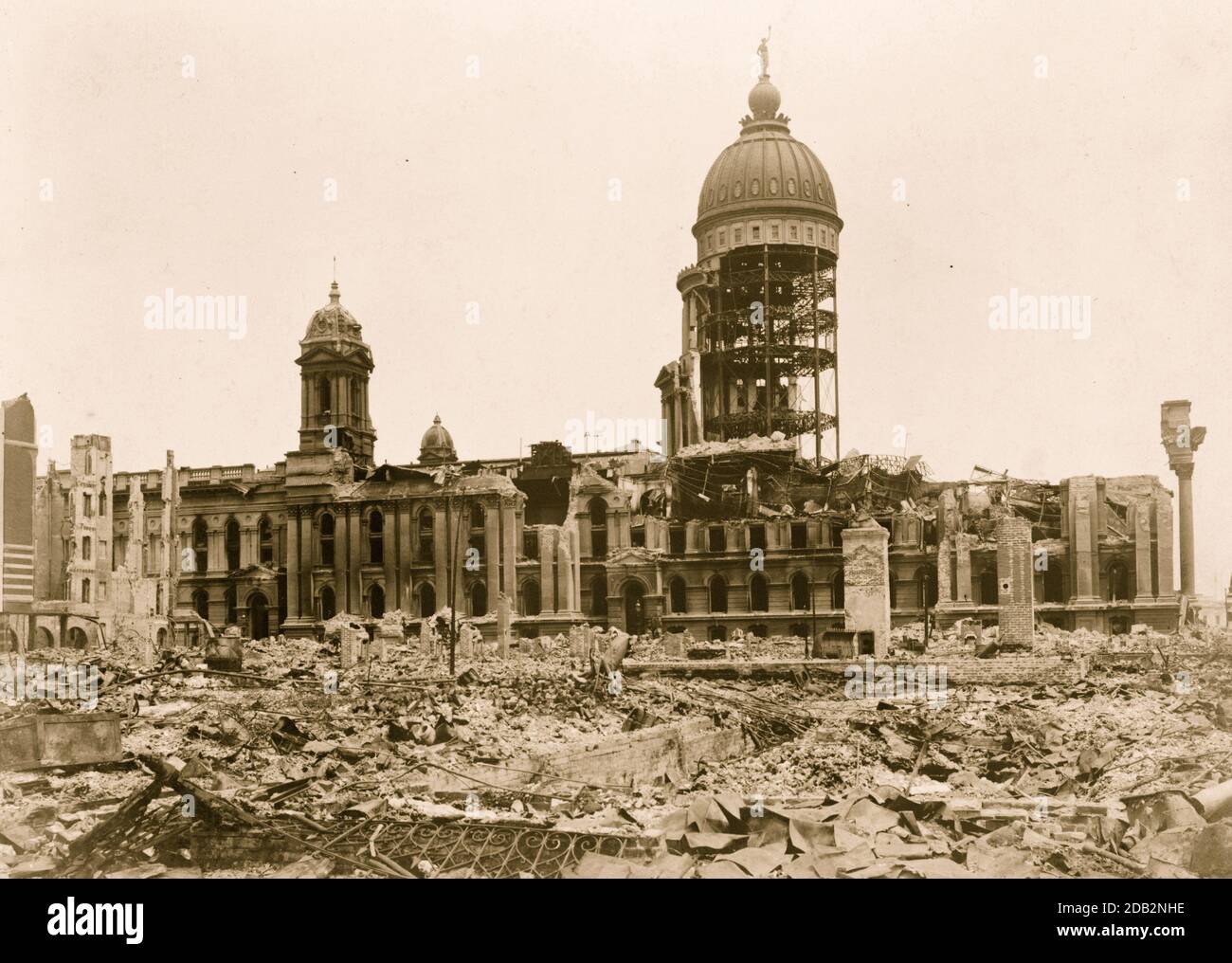 Ruines de l'hôtel de ville de San Francisco endommagé par le tremblement de terre. Banque D'Images