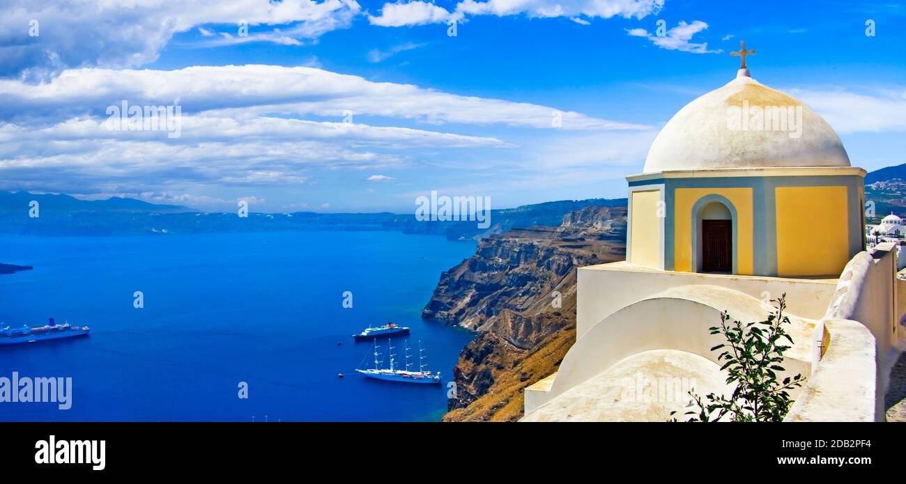 L'emblématique Santorini - la plus belle île d'Europe. Vue avec les églises traditionnelles dans le village de Fira. Grèce Banque D'Images