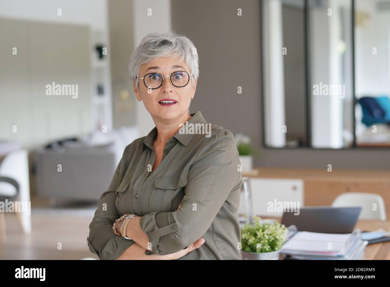 Portrait d'une femme mûre attrayante avec des cheveux blancs et lunettes  Photo Stock - Alamy