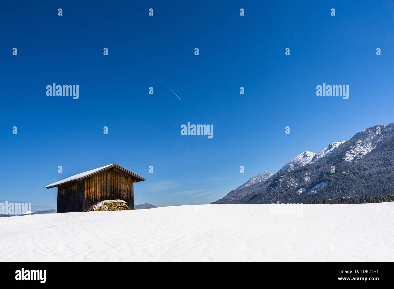 Grange simple dans la neige Banque D'Images