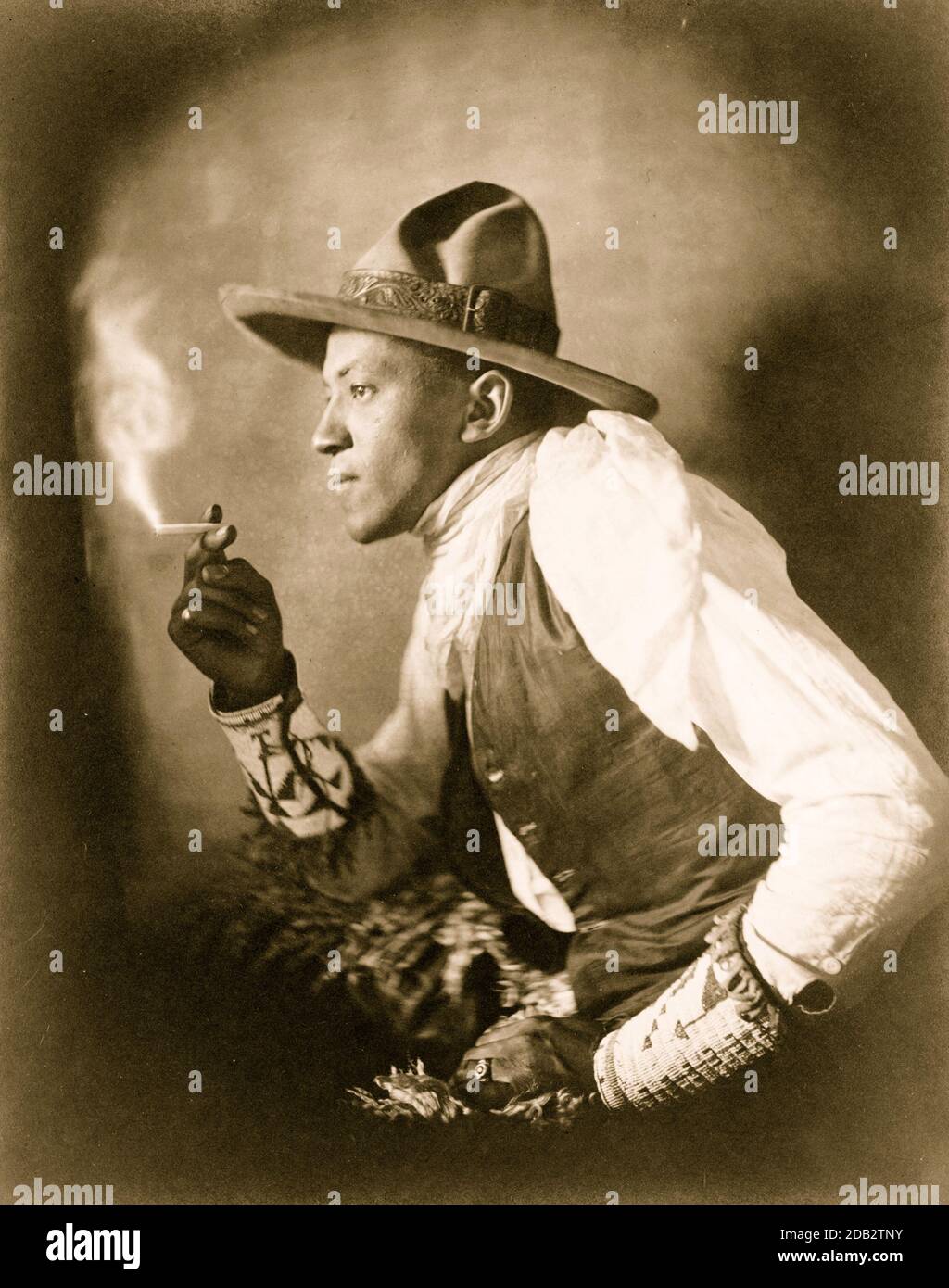 Sioux Indian fumant.. Banque D'Images