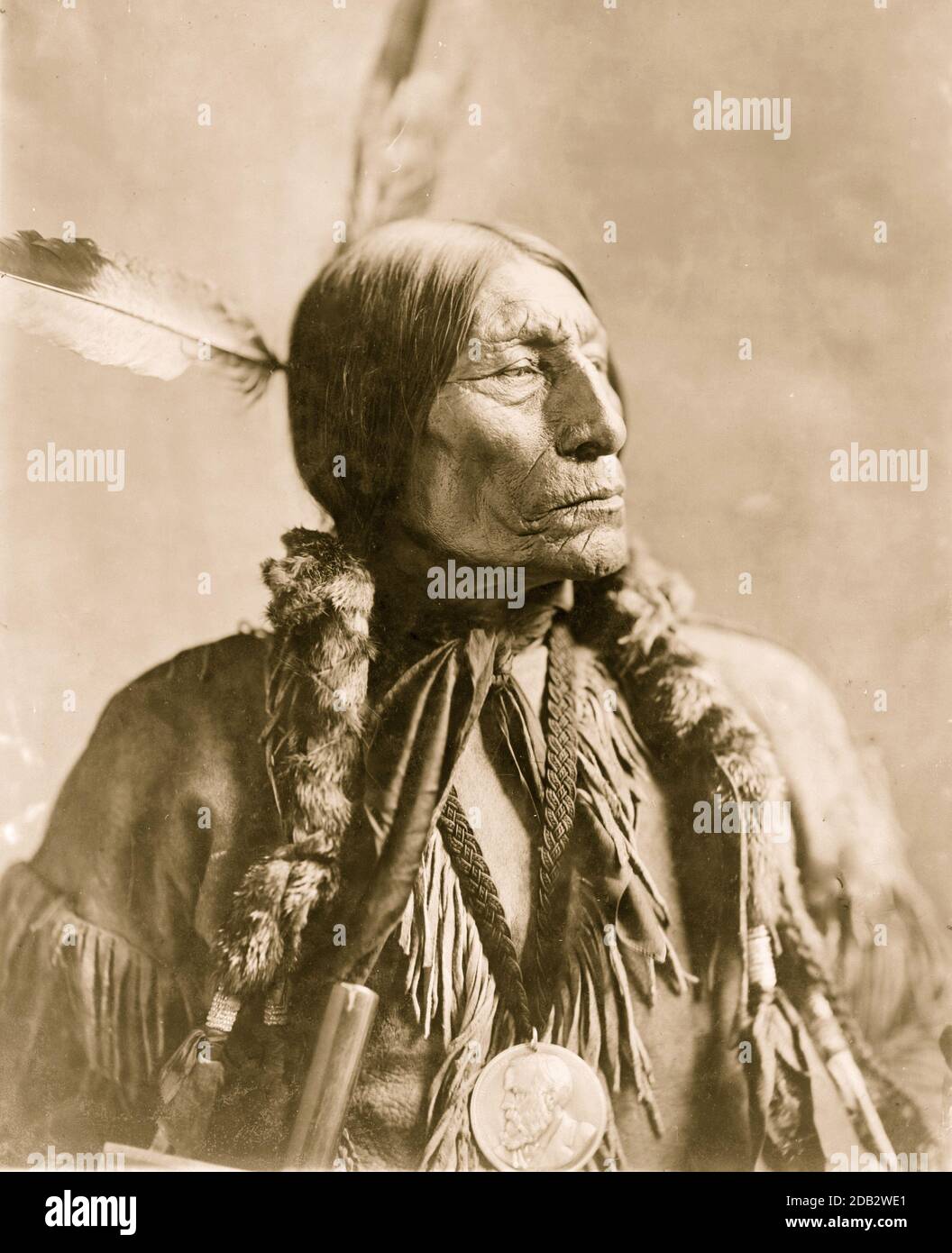 Wolf Robe, Indien Cheyenne du Sud, portrait tête-et-épaules, face à droite, portant un médaillon présidentiel Benjamin Harrison. Banque D'Images