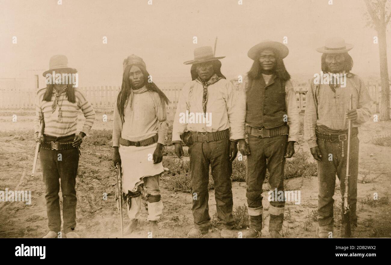 Quatre chefs indiens Mojave--le deuxième dossier de gauche est 'Rrowdy', un Indien Yuma, agissant comme interprète. Banque D'Images