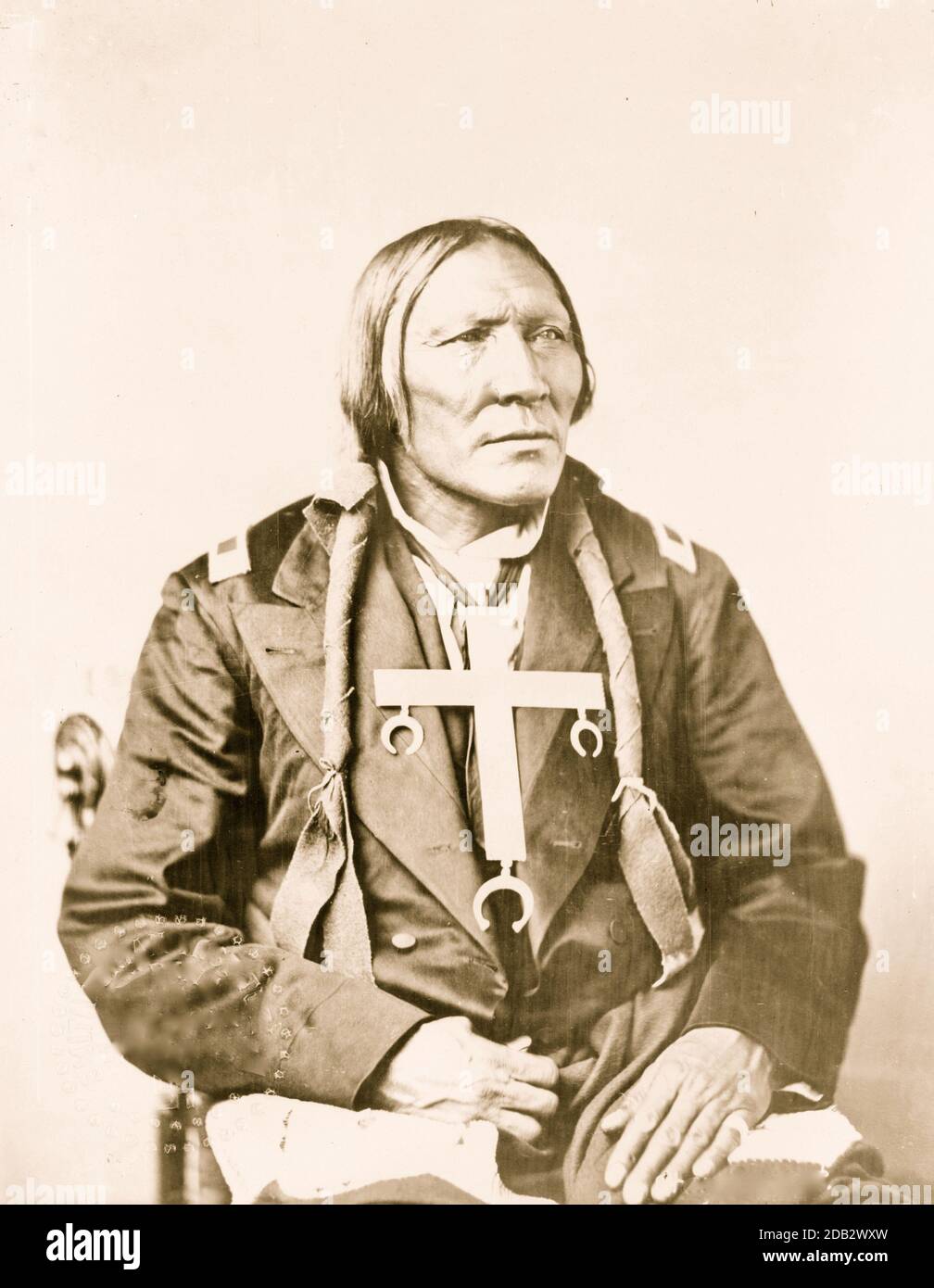 Little Robe, Cheyenne Indian, portrait en demi-longueur, assis, orienté vers la droite. Banque D'Images