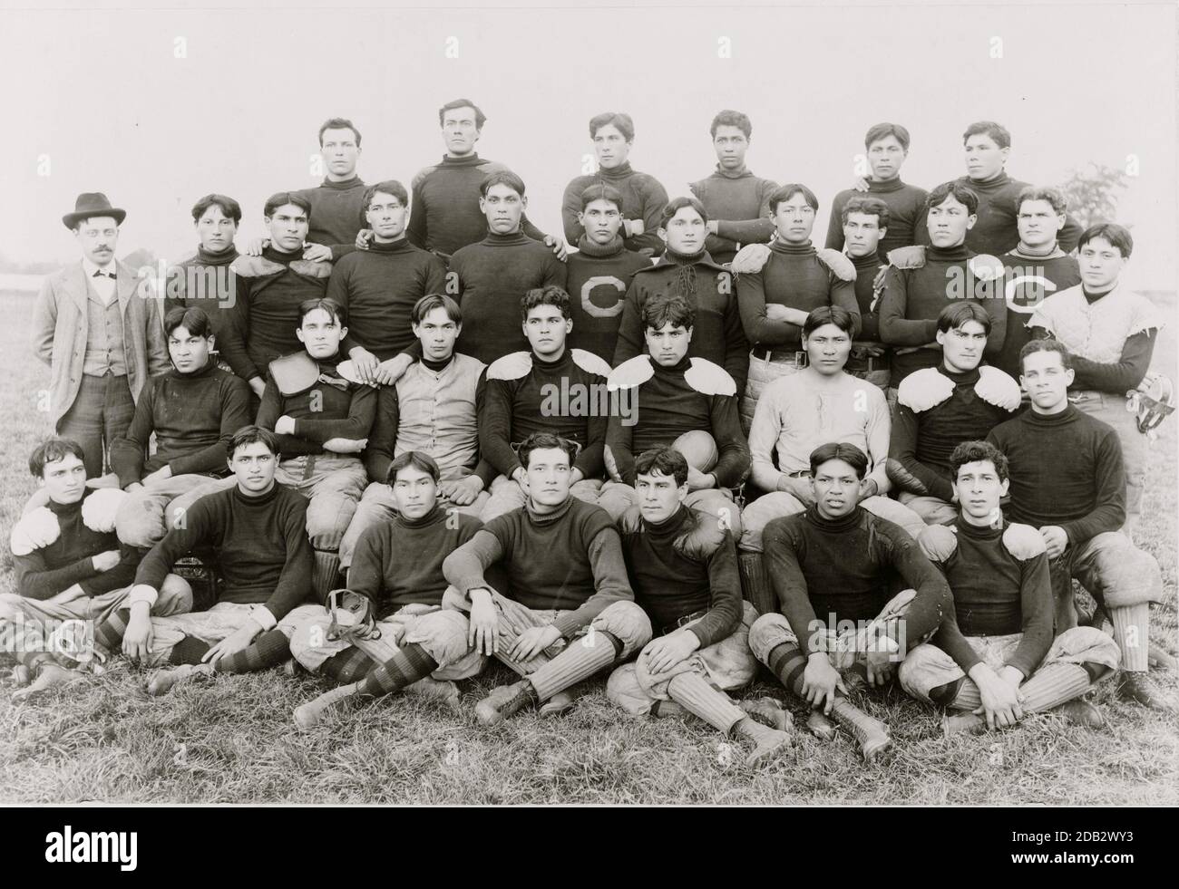 Portrait de groupe de l'équipe de football de l'école indienne de Carlisle. Banque D'Images