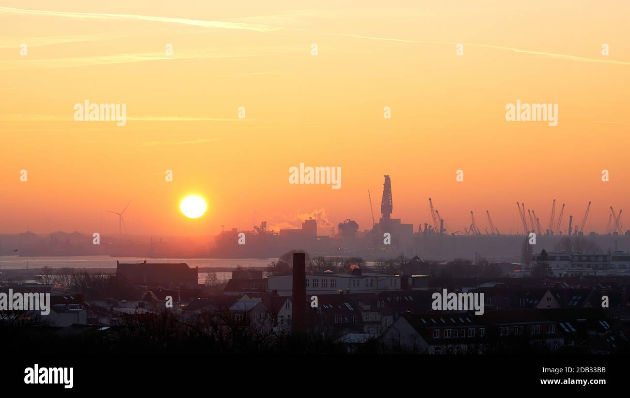 Lever du soleil au port de Rostock vu de Warnemünde Banque D'Images