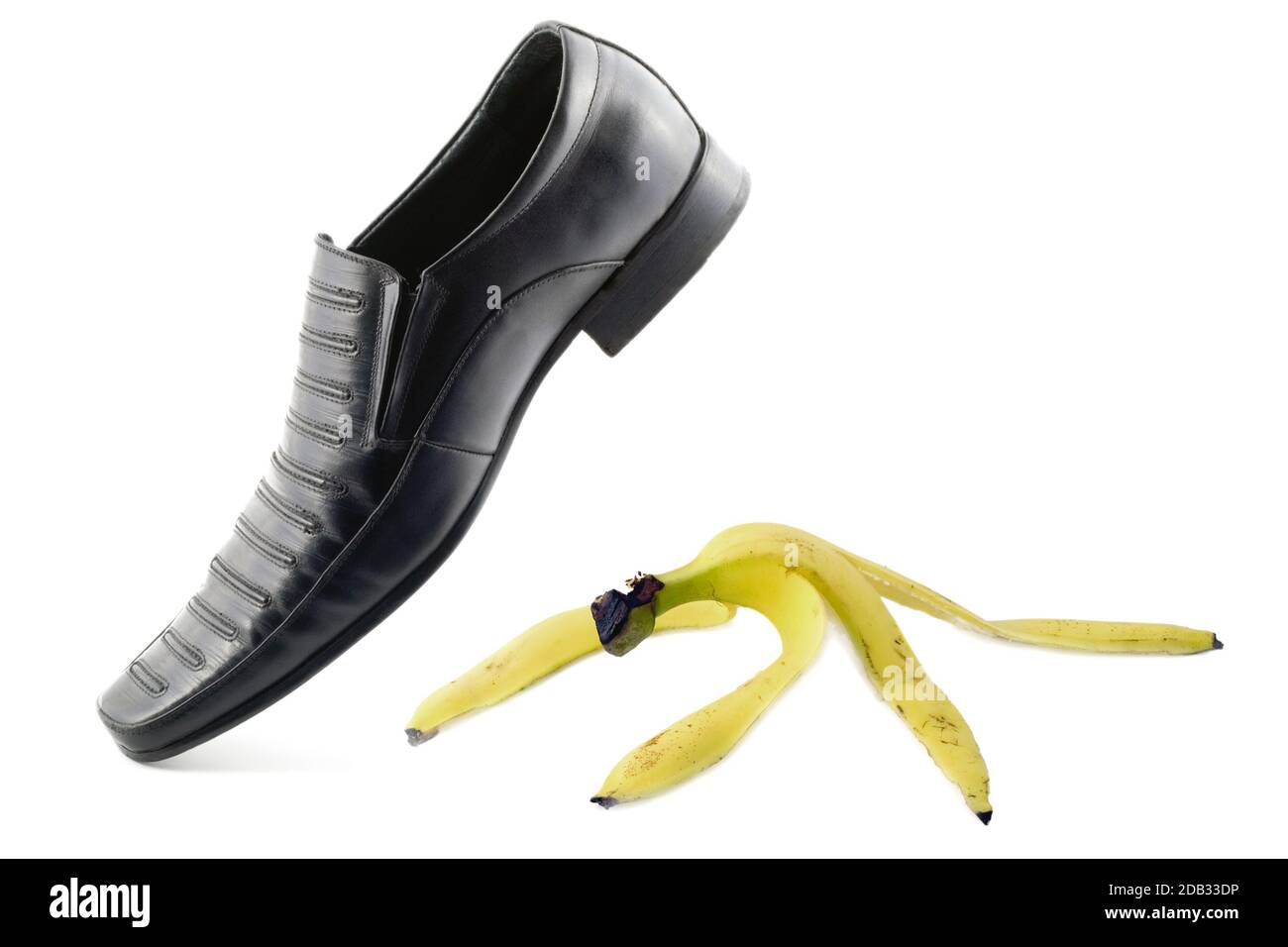 la chaussure glisse sur la peau de banane isolée sur fond blanc Photo Stock  - Alamy