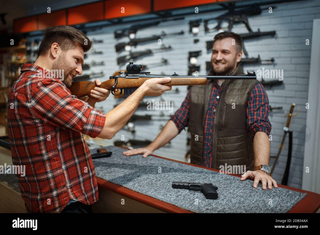 Beau Mâle Adulte Agréable En Magasin De Chasse Avec Fusil En Mains Banque  D'Images et Photos Libres De Droits. Image 103096700