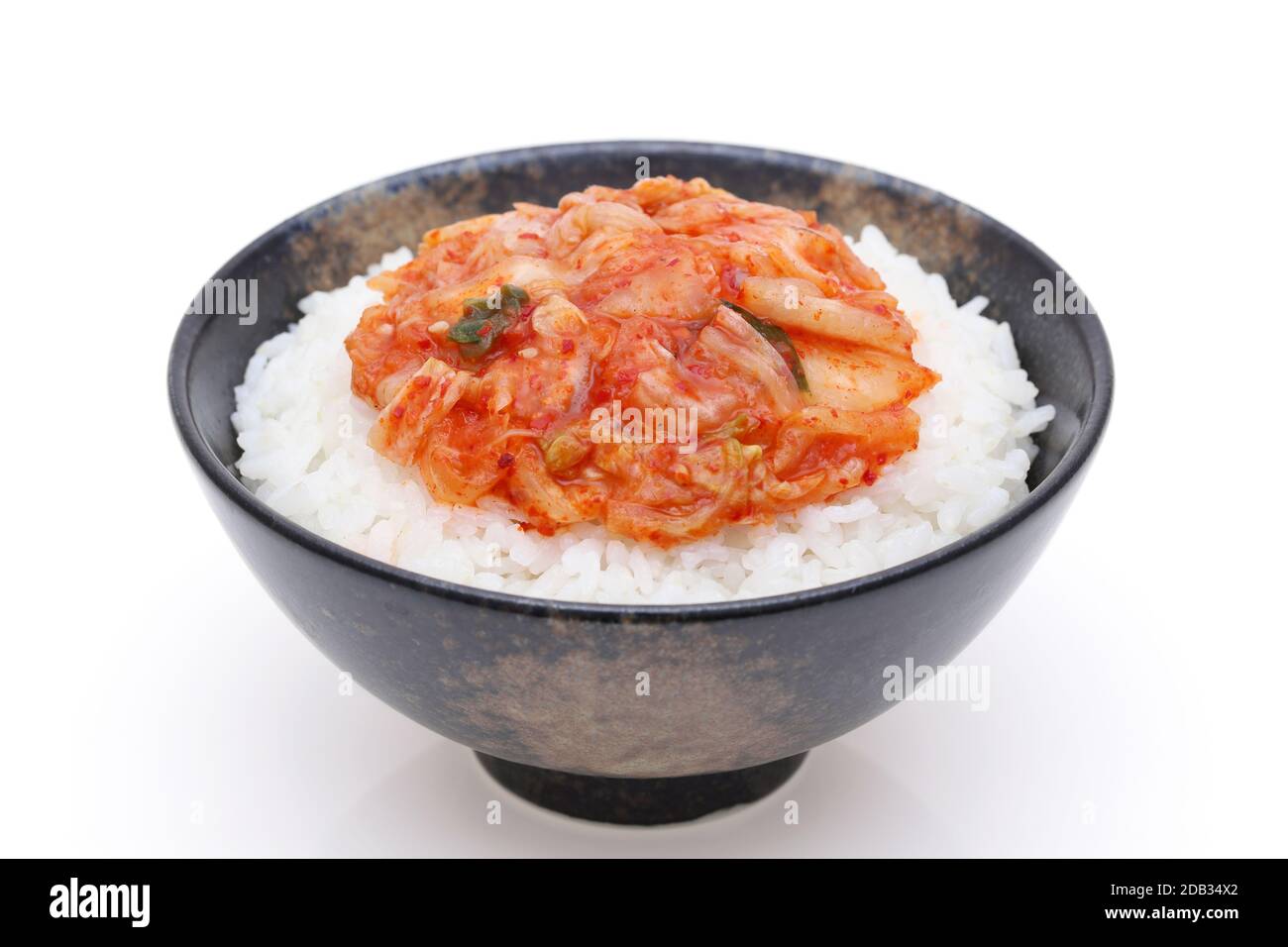 Riz blanc japonais cuit avec kimchi sur fond blanc Banque D'Images
