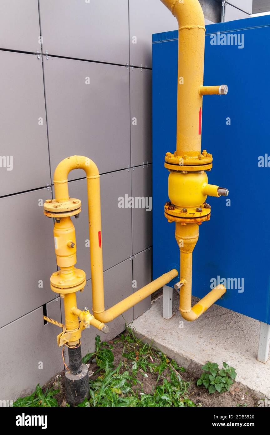 tuyaux jaunes du système de distribution de gaz d'un appartement bâtiment Banque D'Images