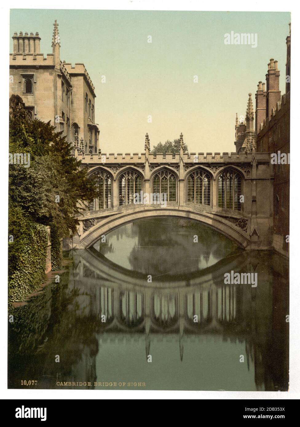 L'eau continue s'écoule sous un pont de soupirs qui suit le pont original de Venise, tandis que l'eau traverse le campus de l'université de Cambridge. Banque D'Images