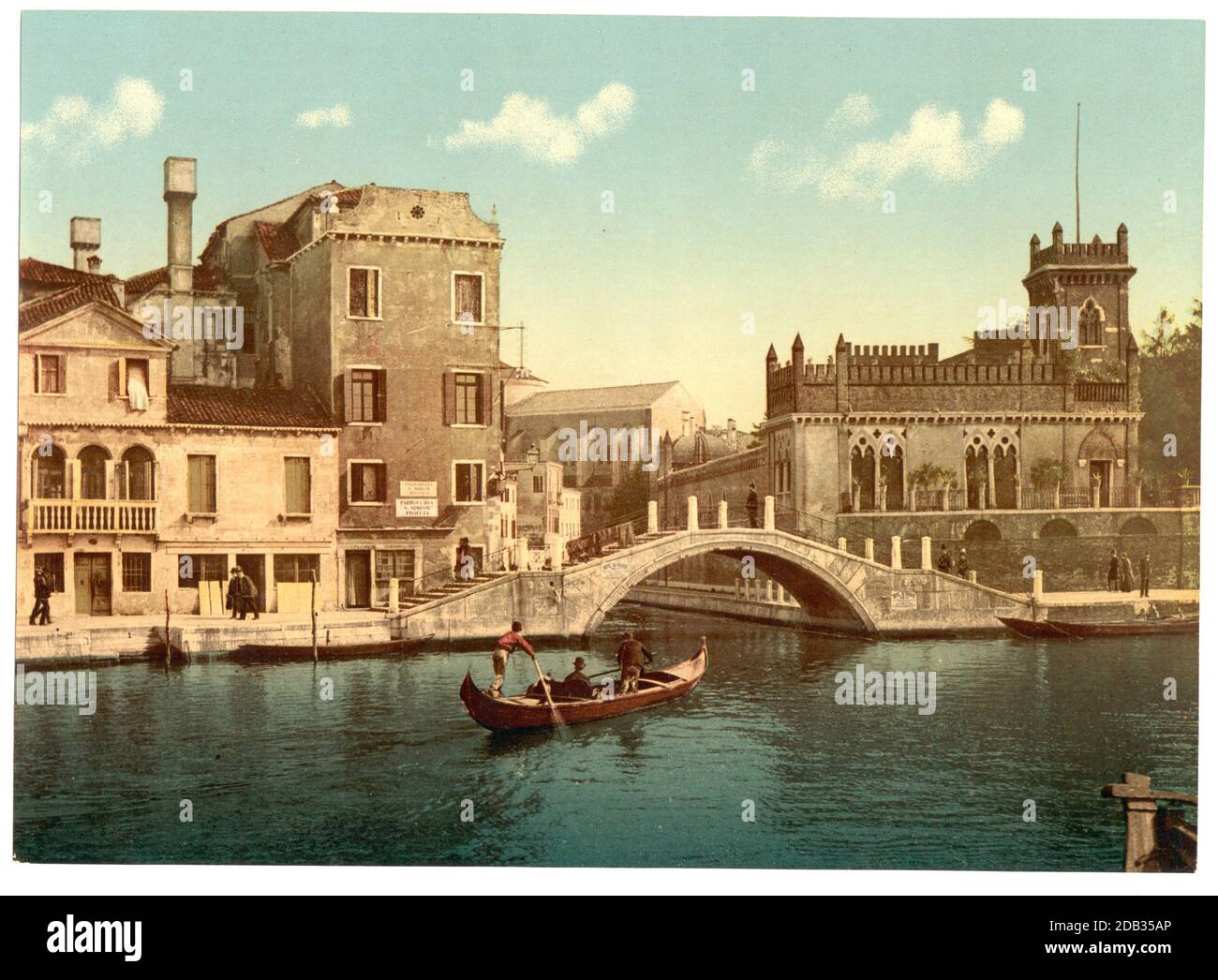 Pont et canal, Venise, Italie avec une télécabine et un auréoleur avec des passagers en premier plan en direction du passage inférieur du canal. Banque D'Images