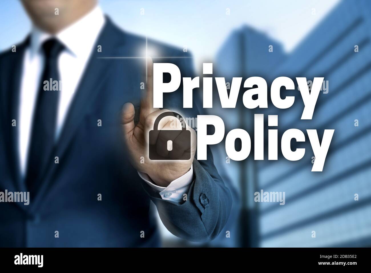 Politique de confidentialité l'écran tactile est exploité par l'homme d'affaires. Banque D'Images