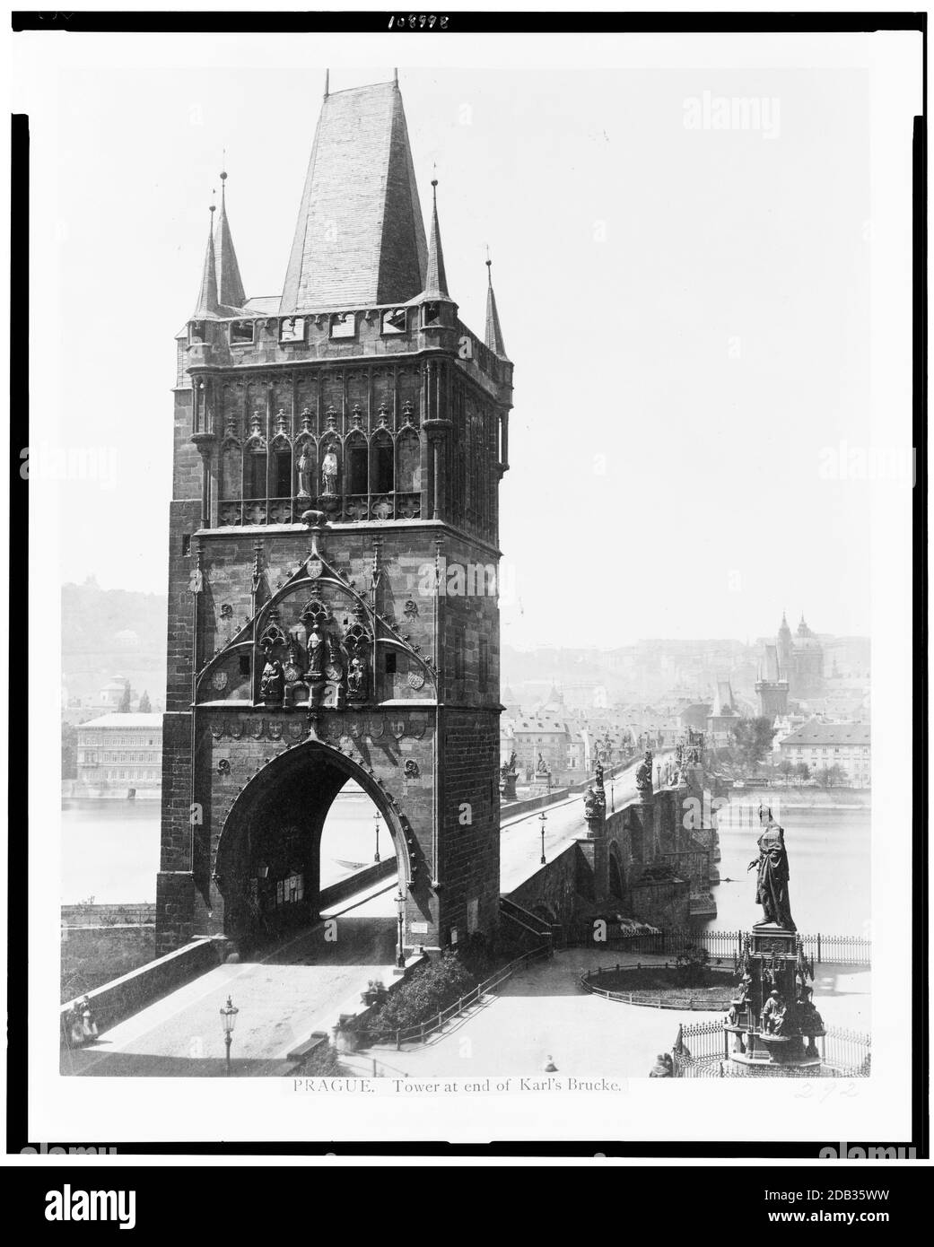 Tour au bout du pont Charles, en regardant vers le côté droit du Moldau. Banque D'Images