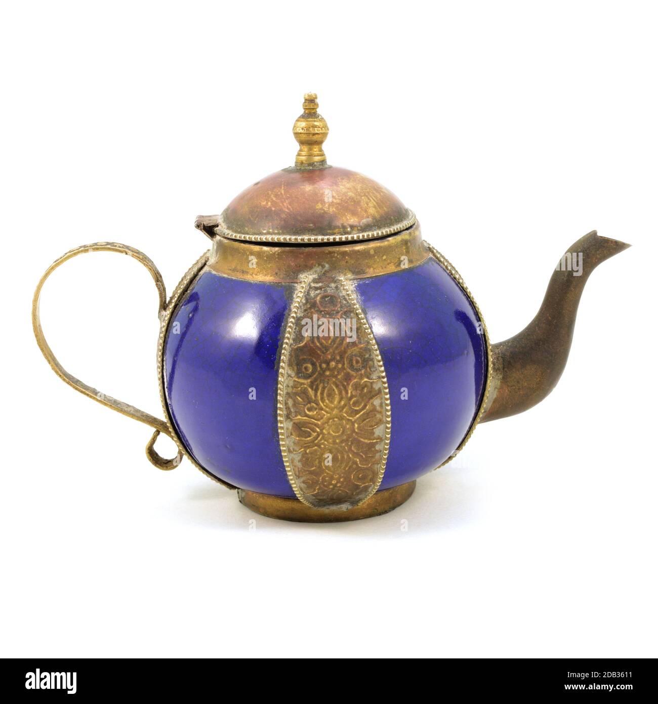 Image isolée sur blanc d'un ancien pot à thé du début des années 1900. Banque D'Images