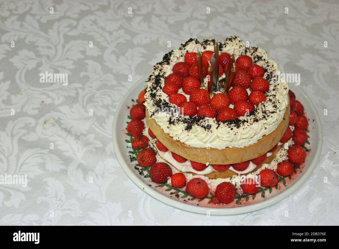 Gateau Eponge A La Fraise Fait Maison Avec Creme Bougies Et Fraises Reelles Sur Une Plaque Avec Un Tissu A Motifs Comme Arriere Plan Photo Stock Alamy