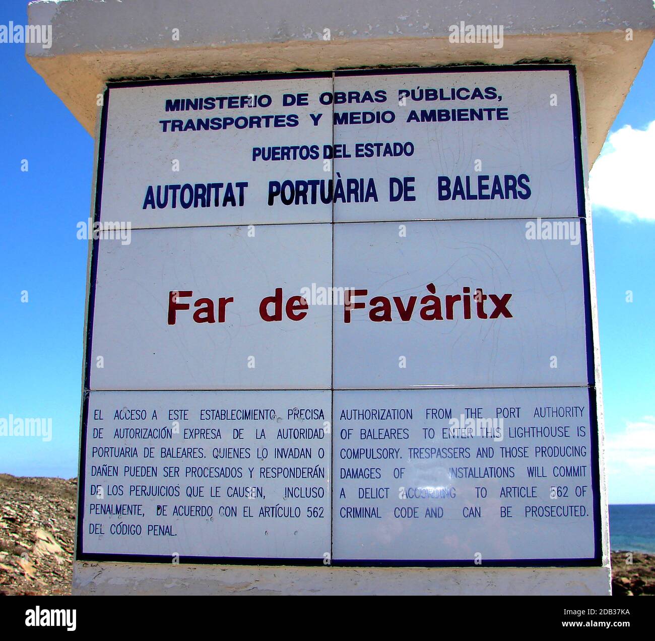 Avis Board, Far de Favarix, Cap de Favàritx Minorque, Baléares, Espagne (phare de Favarix) en 2008. Cap de Favàritx se situe à 47 mètres d'altitude avec une hauteur de 21 mètres. Sa lumière a une portée de 16 milles marins et la lumière clignote toutes les 15 secondes selon un modèle de 2+1. Banque D'Images