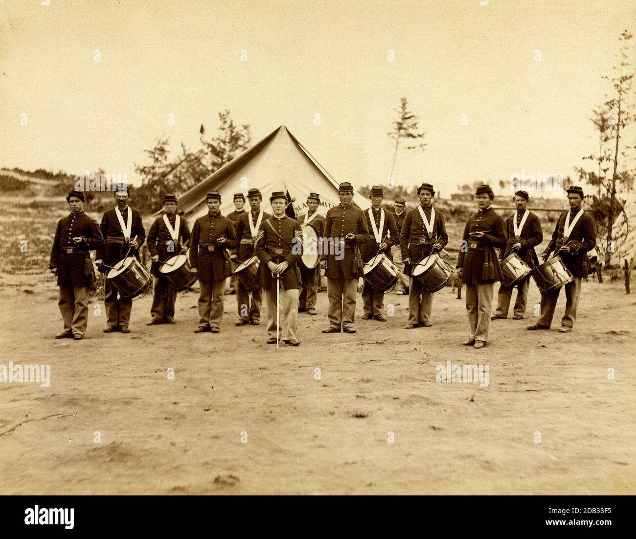 Drum corps, 30e Pennsylvania Infantry; Portrait de groupe de 15 hommes; la plupart tiennent des tambours comme si prêt à jouer. Banque D'Images